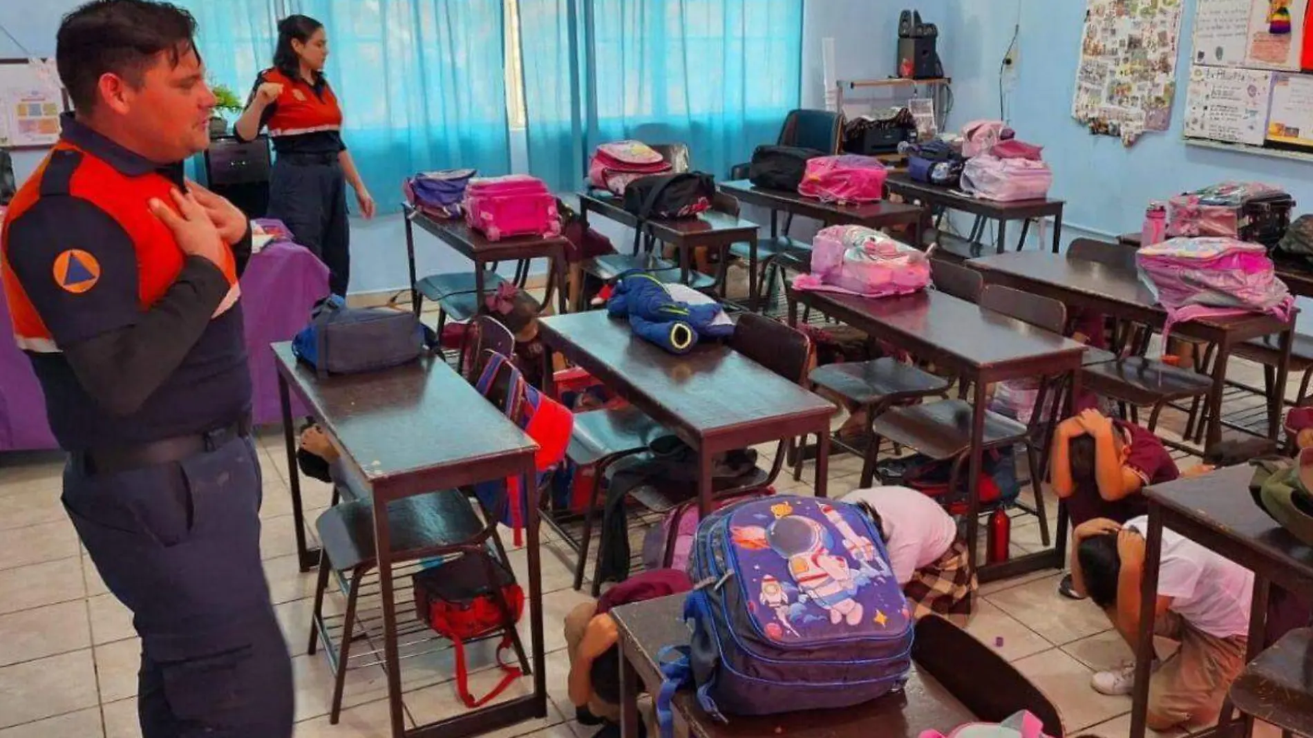 preparan a los estudiantes de los cabos sobre como reaccionar en caso de sismos